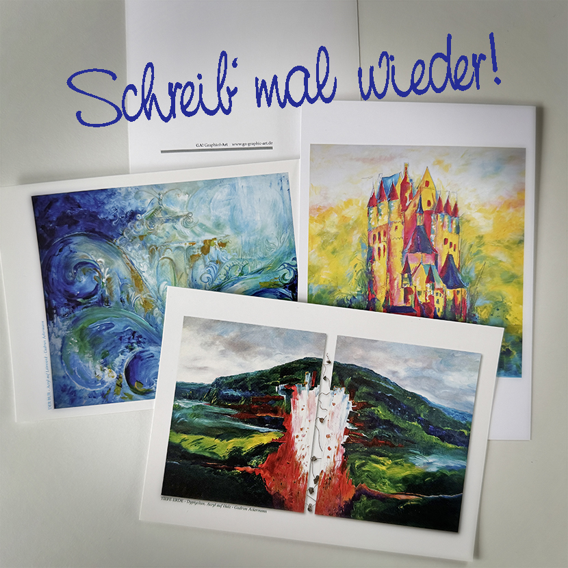 Eine Auswahl an Postkarten aufgefächert.